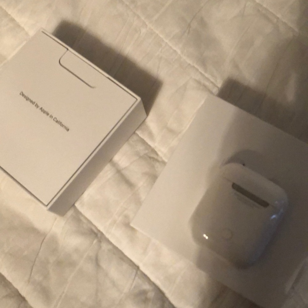 AirPods - Picture 2 of 3
